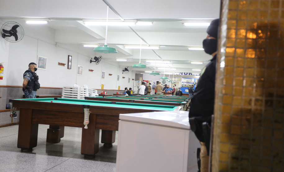 Ação fiscaliza e fecha bares durante a pandemia