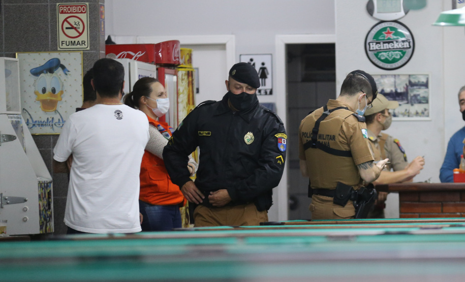 Ação fiscaliza e fecha bares durante a pandemia