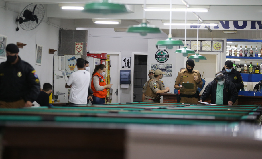 Ação fiscaliza e fecha bares durante a pandemia