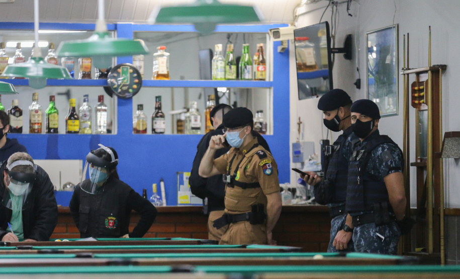 Ação fiscaliza e fecha bares durante a pandemia