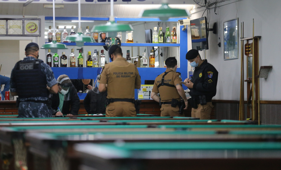 Ação fiscaliza e fecha bares durante a pandemia