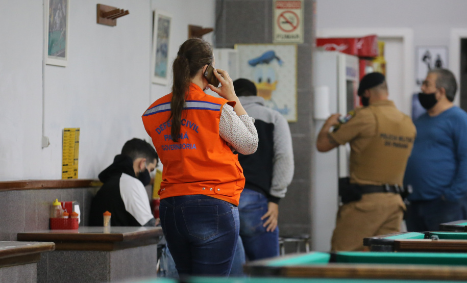 Ação fiscaliza e fecha bares durante a pandemia