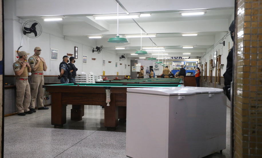 Ação fiscaliza e fecha bares durante a pandemia