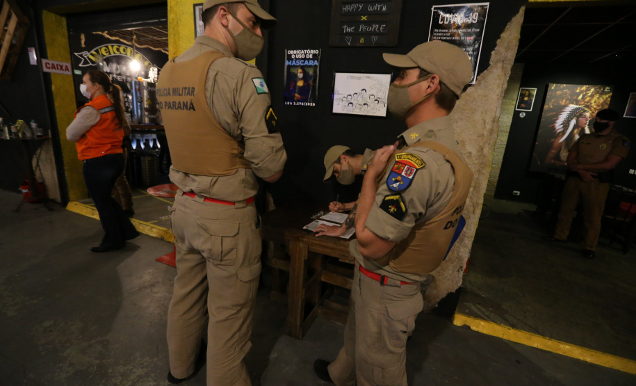 Ação fiscaliza e fecha bares durante a pandemia