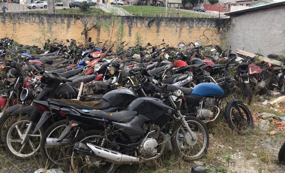 Segurança retira veículos do pátio da Delegacia Alto Maracanã