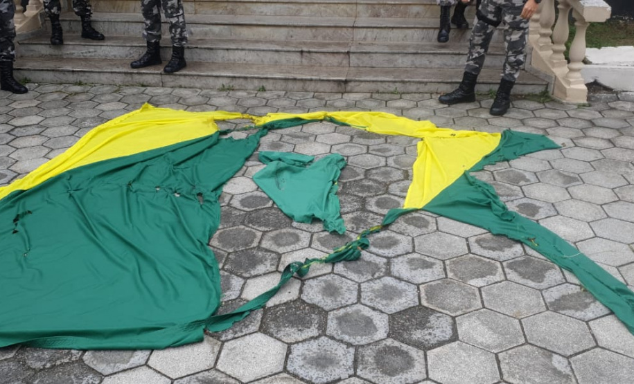 BOPE resgata parte da Bandeira Nacional vandalizada durante ato público em Curitiba; adolescente é apreendido