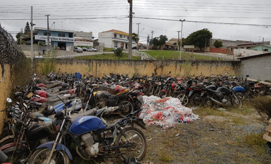 Segurança retira veículos do pátio da Delegacia Alto Maracanã