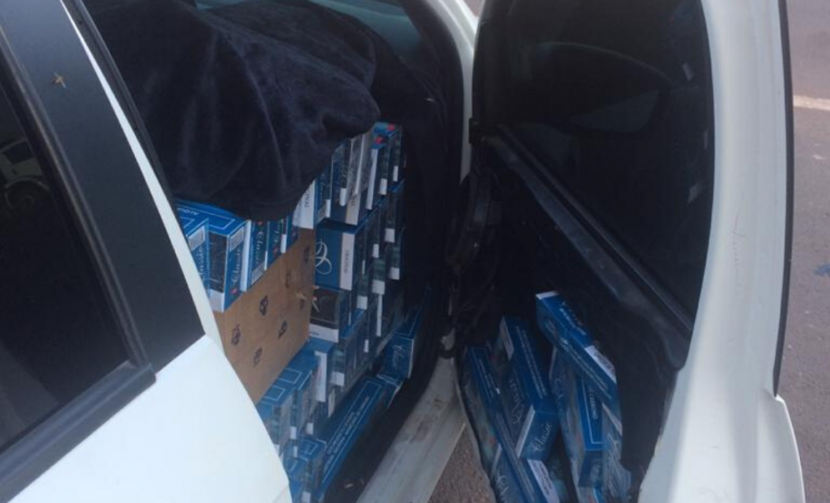 No Oeste do estado, BPRv apreende dois carros carregados com cigarros e agrotóxicos