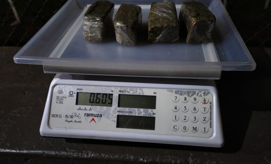 SOE apreende adolescentes que tentavam arremessar 605 gramas de maconha e 23 celulares em unidade penal de Foz