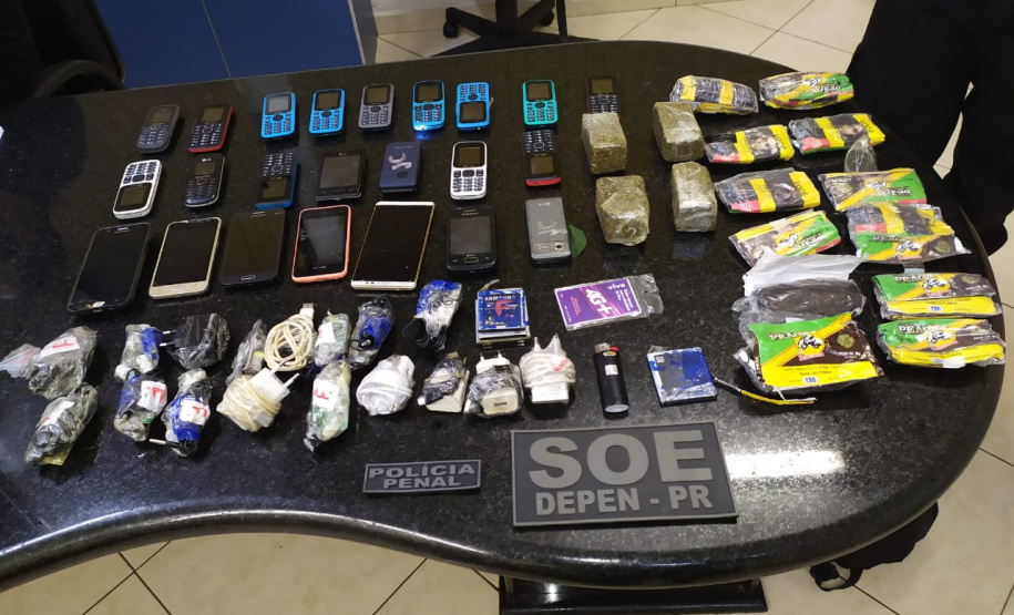 SOE apreende adolescentes que tentavam arremessar 605 gramas de maconha e 23 celulares em unidade penal de Foz