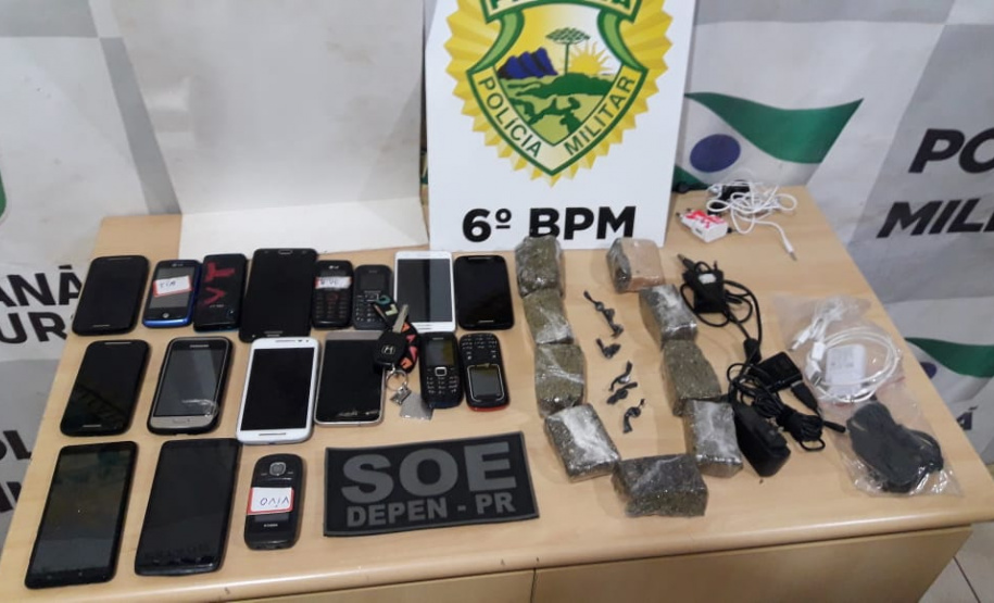 Agentes penitenciários apreendem 17 celulares, sete buchas de cocaína e nove tabletes de maconha em Cascavel