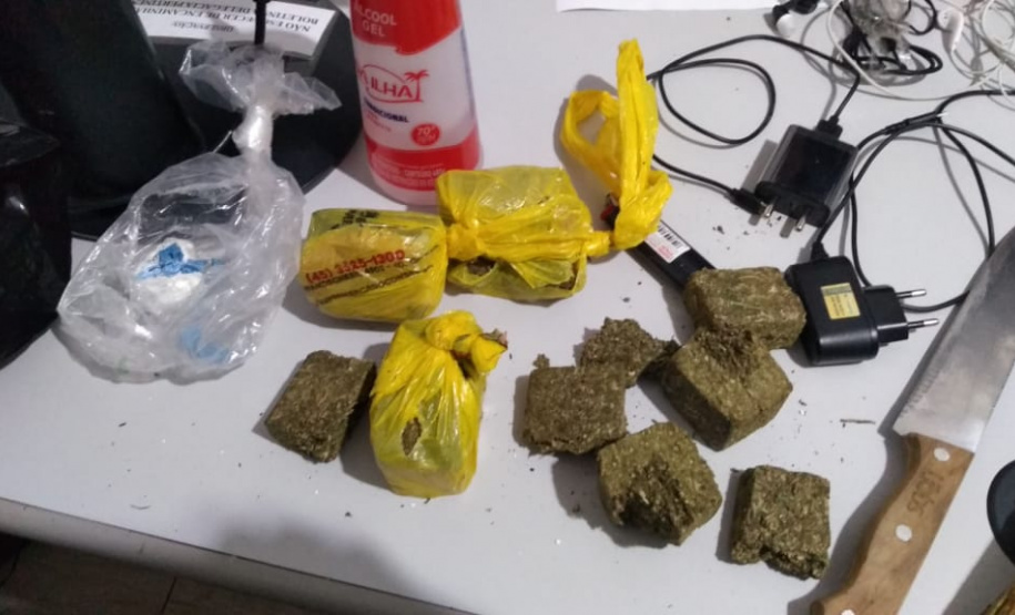 Quase três quilos de fumo e drogas e três celulares são impedidos de serem lançados na Cadeia Laudemir Neves