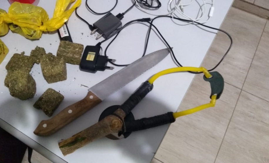 Quase três quilos de fumo e drogas e três celulares são impedidos de serem lançados na Cadeia Laudemir Neves