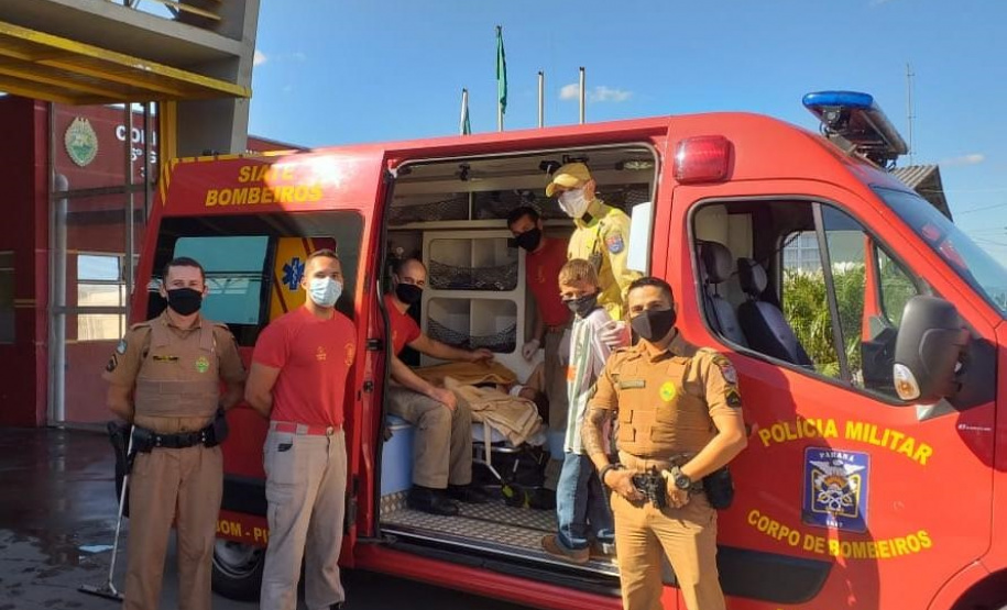 Policiais militares amparam mulher em trabalho de parto em Pinhais