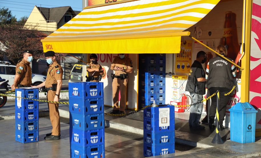 PM fecha 16 estabelecimentos em Curitiba por aglomeração de pessoas