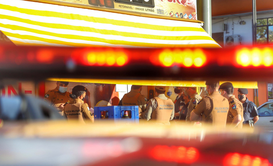 PM fecha 16 estabelecimentos em Curitiba por aglomeração de pessoas