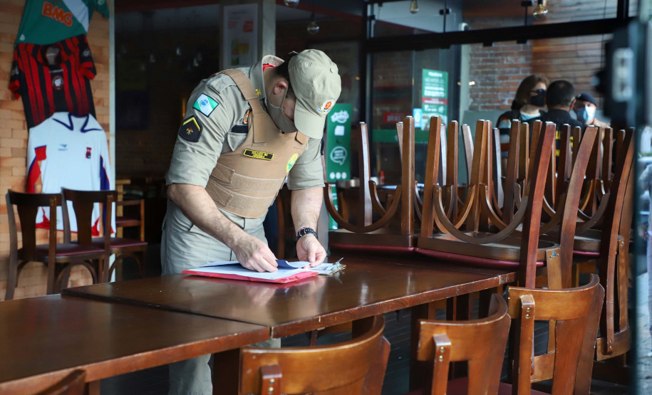 PM fecha 16 estabelecimentos em Curitiba por aglomeração de pessoas