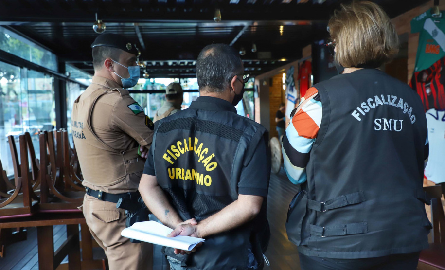 PM fecha 16 estabelecimentos em Curitiba por aglomeração de pessoas