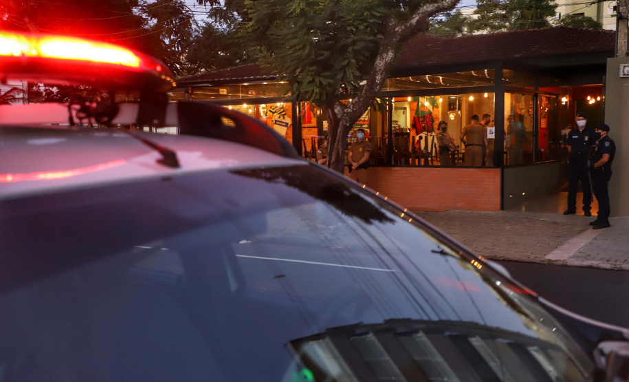 PM fecha 16 estabelecimentos em Curitiba por aglomeração de pessoas