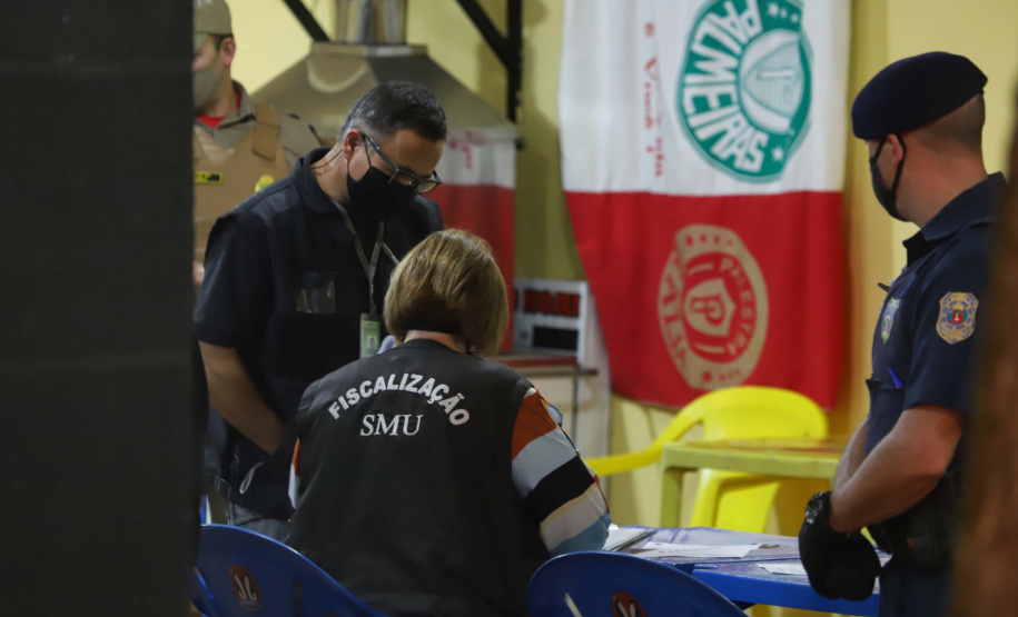 PM fecha 16 estabelecimentos em Curitiba por aglomeração de pessoas