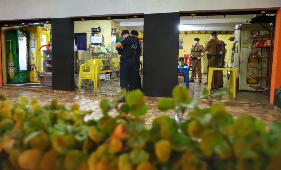 PM fecha 16 estabelecimentos em Curitiba por aglomeração de pessoas