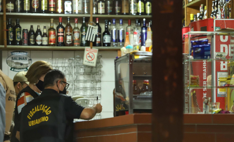 PM fecha 16 estabelecimentos em Curitiba por aglomeração de pessoas