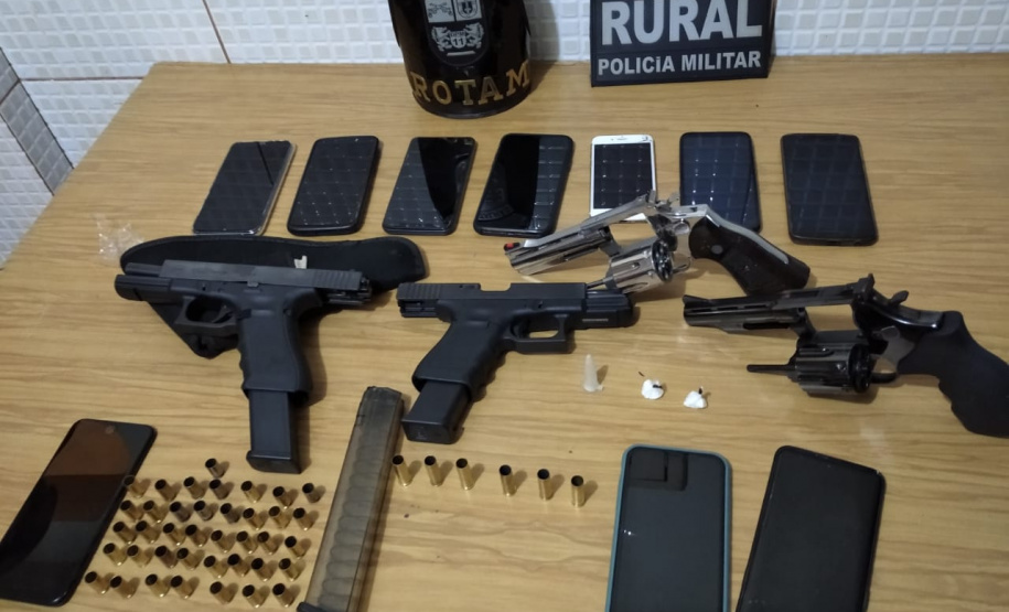 No Centro-Oeste do estado, PM apreende armas de fogo e encaminha 10 pessoas durante festa clandestina em chácara