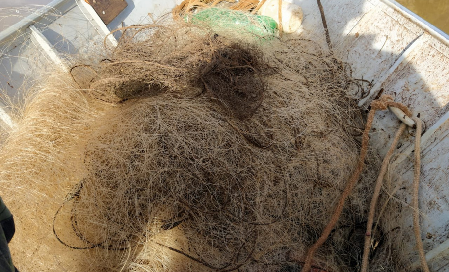 Barcos, redes de pesca, armas e anzóis são apreendidos durante abordagens da Operação Ostensividade Aquática no Interior do estado