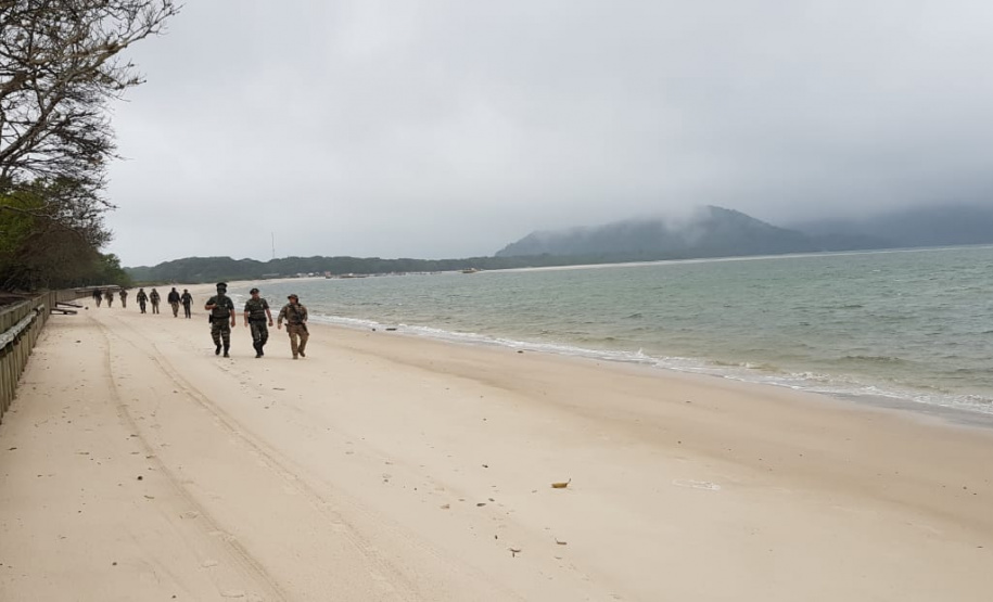 Polícia Ambiental fiscaliza área de preservação permanente na Ilha do Mel, no litoral do Paraná