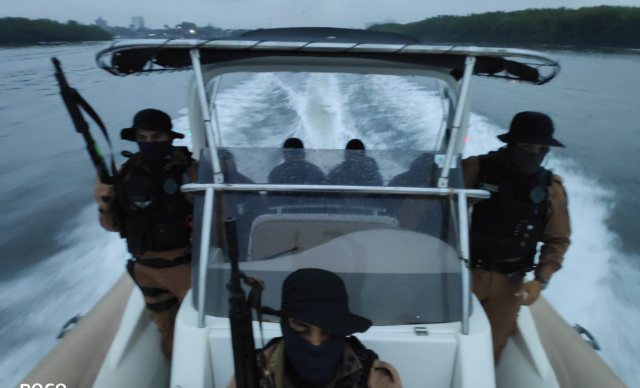 Polícia Ambiental fiscaliza área de preservação permanente na Ilha do Mel, no litoral do Paraná