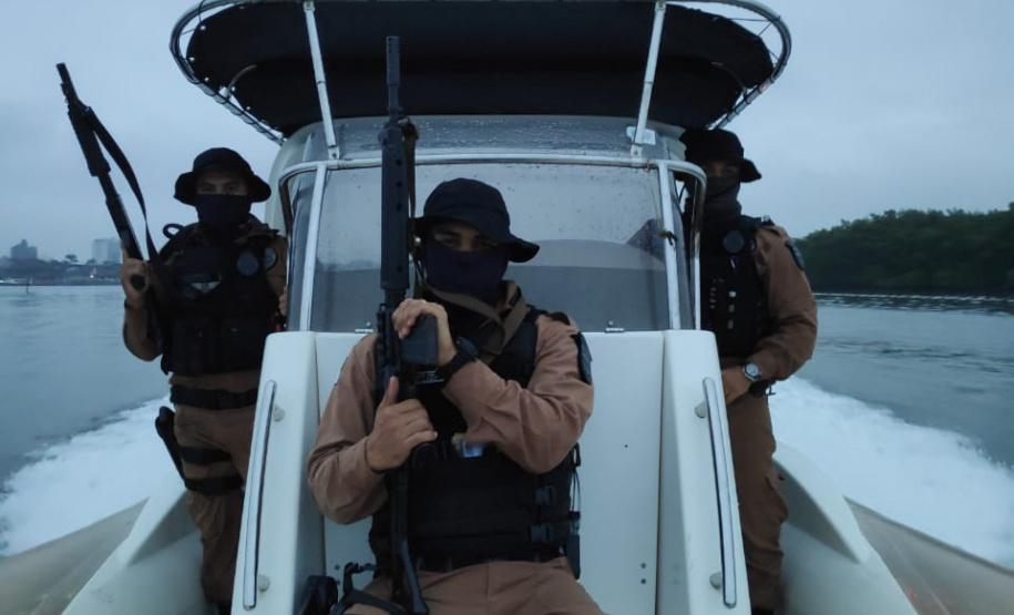 Polícia Ambiental fiscaliza área de preservação permanente na Ilha do Mel, no litoral do Paraná