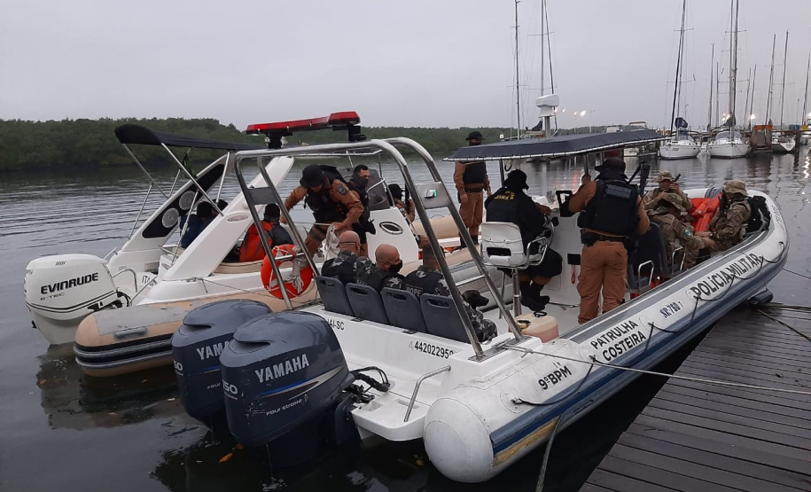 Polícia Ambiental fiscaliza área de preservação permanente na Ilha do Mel, no litoral do Paraná