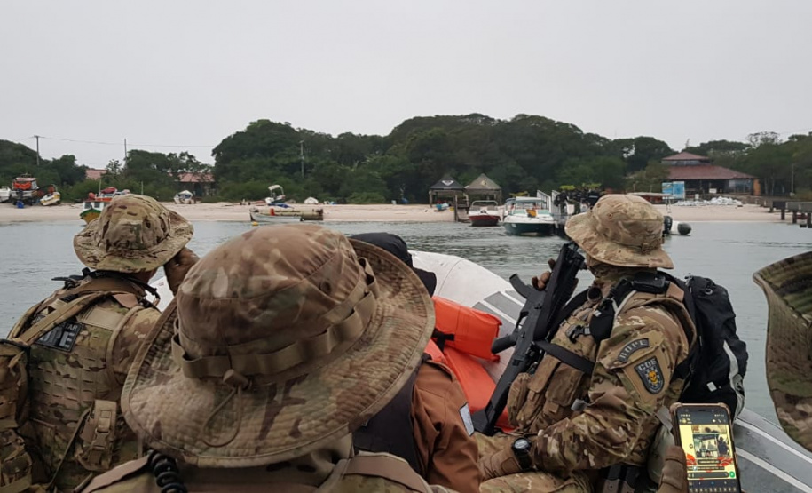 Polícia Ambiental fiscaliza área de preservação permanente na Ilha do Mel, no litoral do Paraná
