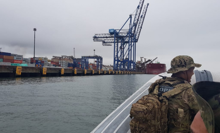 Polícia Ambiental fiscaliza área de preservação permanente na Ilha do Mel, no litoral do Paraná