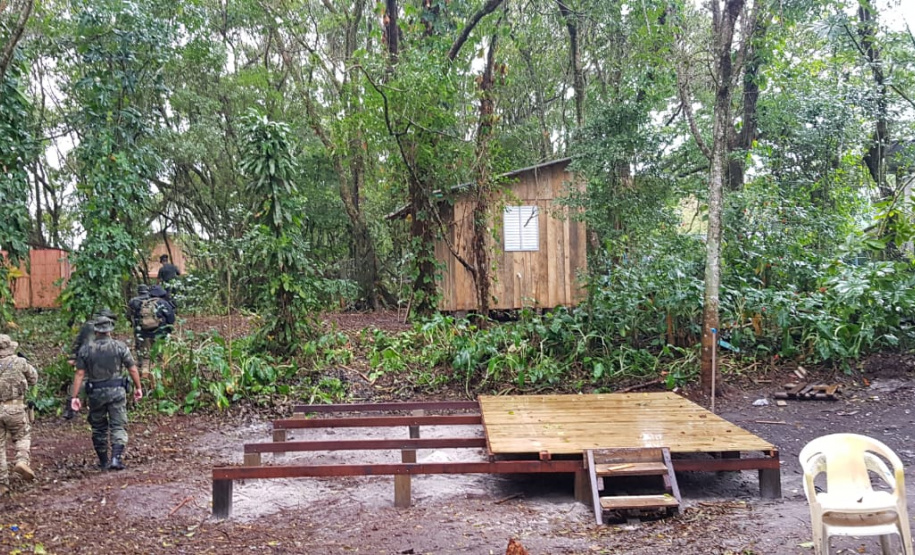 Polícia Ambiental fiscaliza área de preservação permanente na Ilha do Mel, no litoral do Paraná