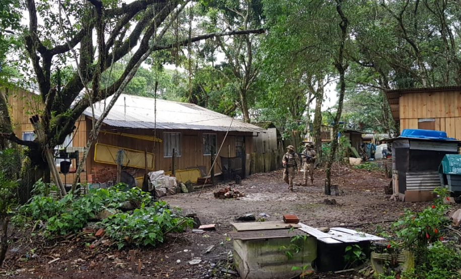 Polícia Ambiental fiscaliza área de preservação permanente na Ilha do Mel, no litoral do Paraná
