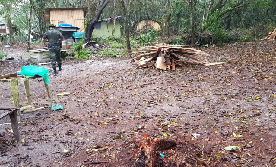Polícia Ambiental fiscaliza área de preservação permanente na Ilha do Mel, no litoral do Paraná