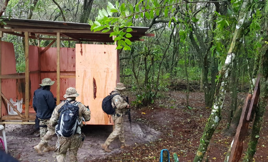 Polícia Ambiental fiscaliza área de preservação permanente na Ilha do Mel, no litoral do Paraná