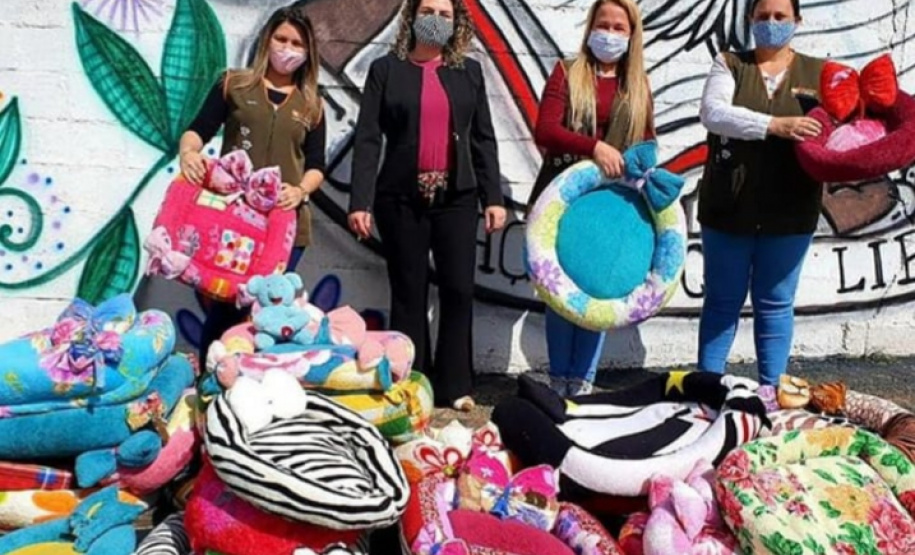 Penitenciária Feminina de Foz reaproveita materiais para confeccionar sacolas e camas para animais abandonados