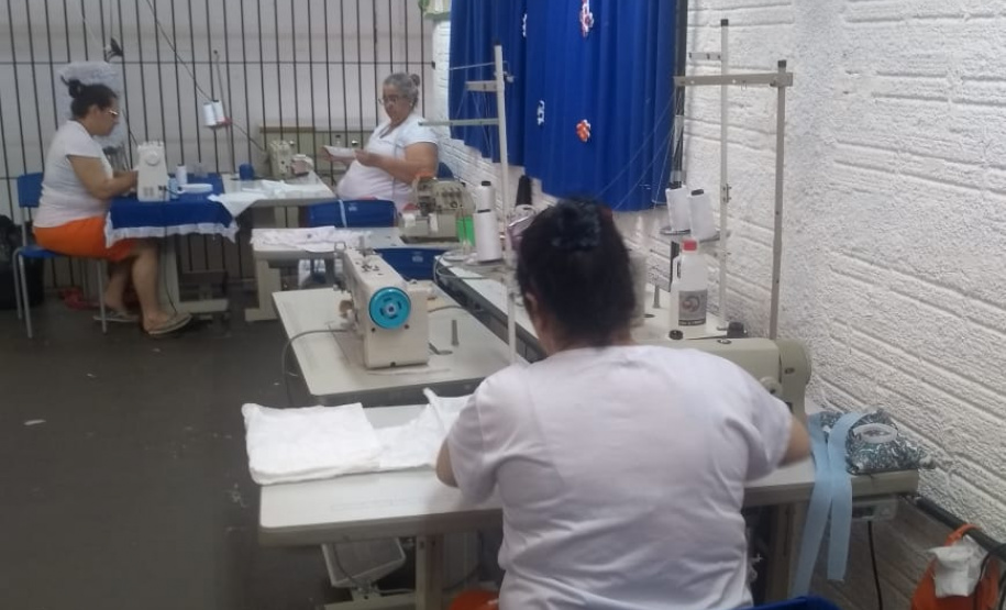 Penitenciária Feminina de Foz reaproveita materiais para confeccionar sacolas e camas para animais abandonados