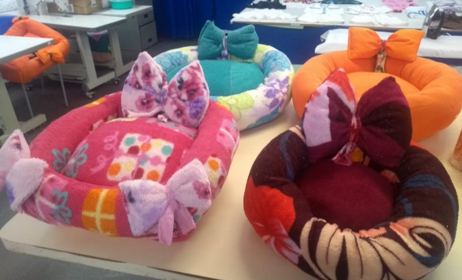 Penitenciária Feminina de Foz reaproveita materiais para confeccionar sacolas e camas para animais abandonados