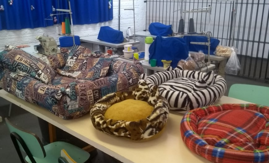 Penitenciária Feminina de Foz reaproveita materiais para confeccionar sacolas e camas para animais abandonados