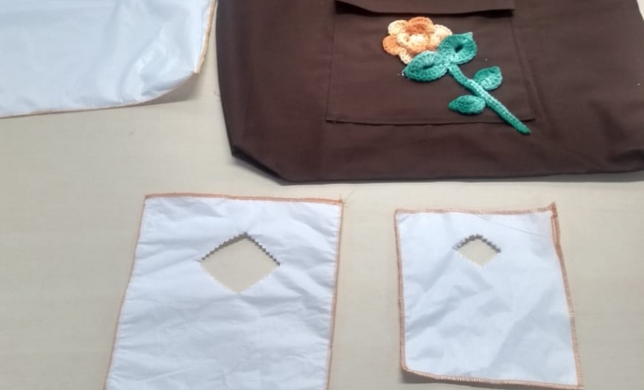 Penitenciária Feminina de Foz reaproveita materiais para confeccionar sacolas e camas para animais abandonados