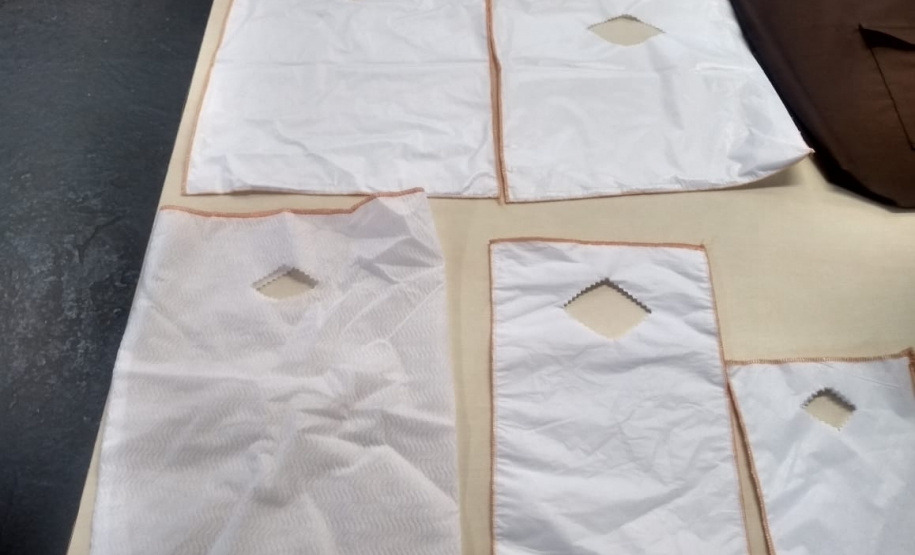 Penitenciária Feminina de Foz reaproveita materiais para confeccionar sacolas e camas para animais abandonados