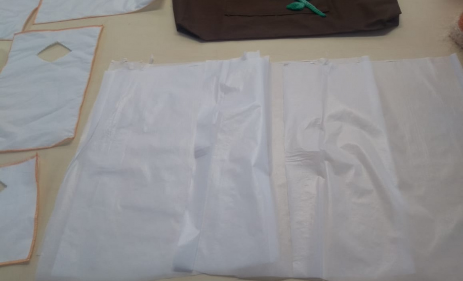 Penitenciária Feminina de Foz reaproveita materiais para confeccionar sacolas e camas para animais abandonados