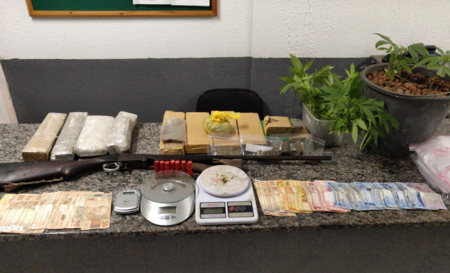 Na RMC, PM prende quatro pessoas e apreende mais de seis quilos de drogas, 19 pés de maconha e duas armas de fogo