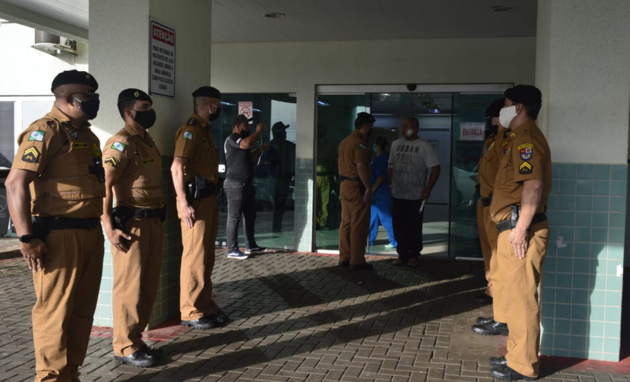 Soldado da PM ferido ao abordar suspeitos em posto de combustíveis recebe alta do hospital e é homenageado em Foz do Iguaçu