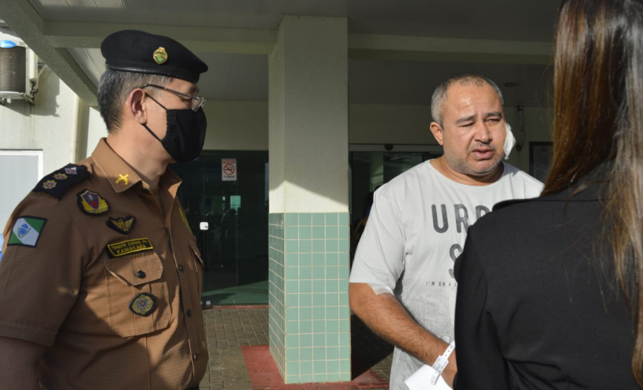 Soldado da PM ferido ao abordar suspeitos em posto de combustíveis recebe alta do hospital e é homenageado em Foz do Iguaçu