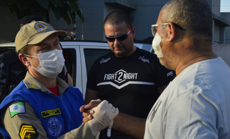 Soldado da PM ferido ao abordar suspeitos em posto de combustíveis recebe alta do hospital e é homenageado em Foz do Iguaçu