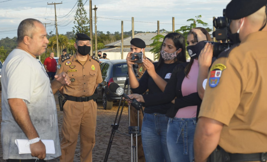 Soldado da PM ferido ao abordar suspeitos em posto de combustíveis recebe alta do hospital e é homenageado em Foz do Iguaçu